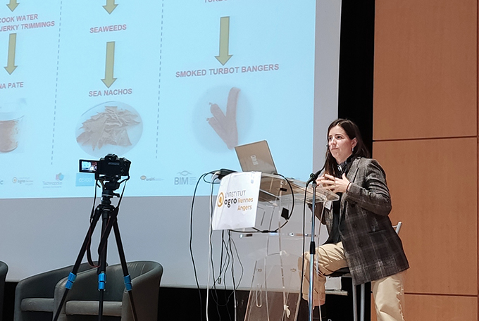 Teresa Picó durante su presentación en la reunión de Aquafish celebrada en Rennes (Abril 2026)
